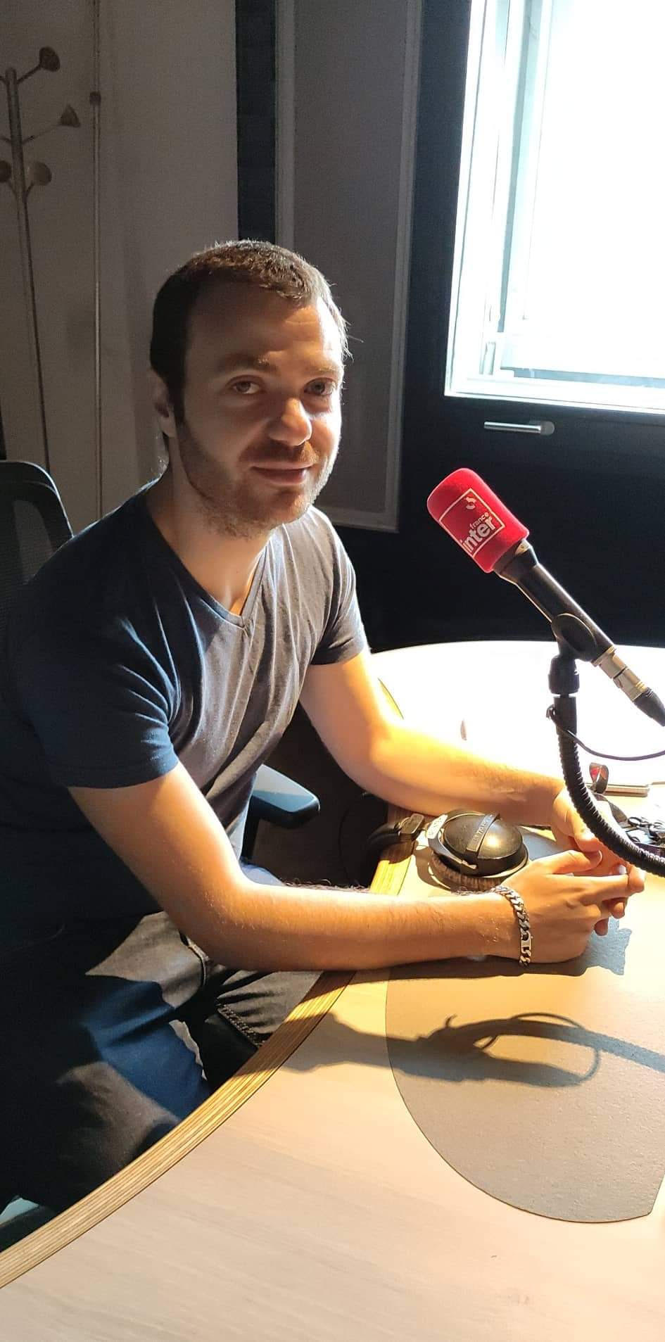Fabien Ghrenassia at a France Inter microphone